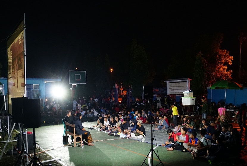 Bioskop Rakyat Cinema Lovers Community (Biora CLC) Purbalingga menggelar pemutaran film dan diskusi di pelataran SMP Santo Borromeus Purbalingga, Sabtu (19/1) malam. 