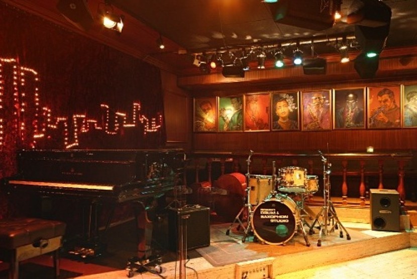 Birdland Stage