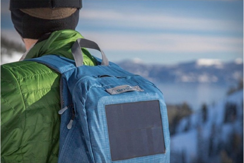 Backpack Pengisi Daya Baterai Bertenaga Matahari | Republika Online