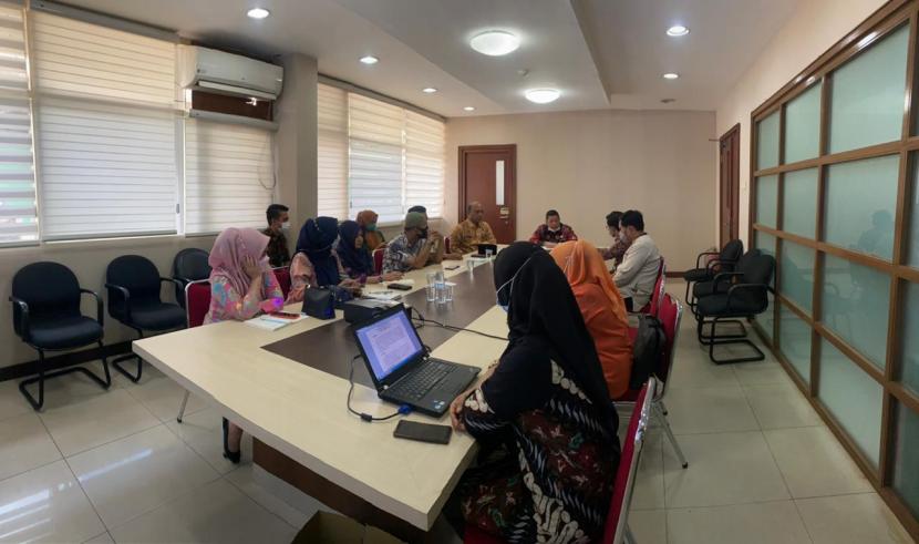 Biro Kesejahteraan Riau dan IAI Tazkia melakukan rapat koordinasi dan laporan awal tim seleksi beasiwa utusan daerah Riau.