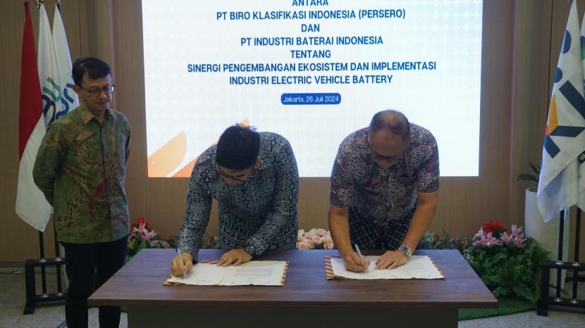 Biro Klasifikasi Indonesia (Persero) BKI sebagai Lead Holding BUMN Jasa Survei berkomitmen mendukung keberlanjutan dengan melakukan penandatanganan nota kesepahaman (MoU) dengan PT Industri Baterai Indonesia (IBC) dalam rangka sinergi pengembangan ekosistem dan implementasi industri electric vehicle (EV) battery yang bertempat di Aula Bhinneka, Gedung Nava Kantor Pusat BKI Jakarta.