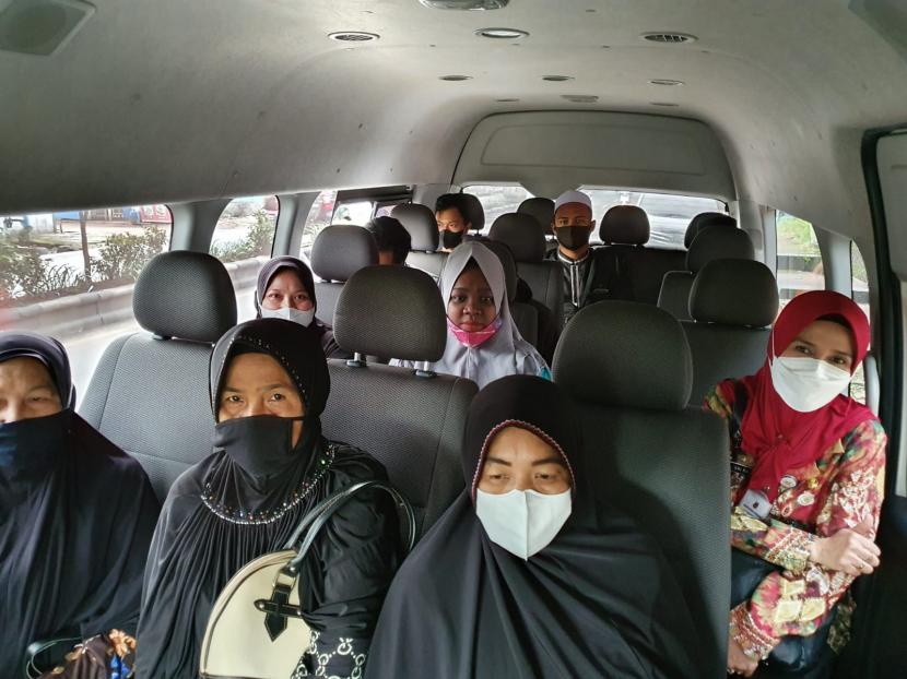 Biro Perekonomian Setda Provinsi Kalimantan Selatan (Kalsel) kembali bergerak door to door mengajak masyarakat untuk mengikuti vaksinasi Covid-19. RS Rujukan Covid-19 di Kalsel Kembali Diaktifkan