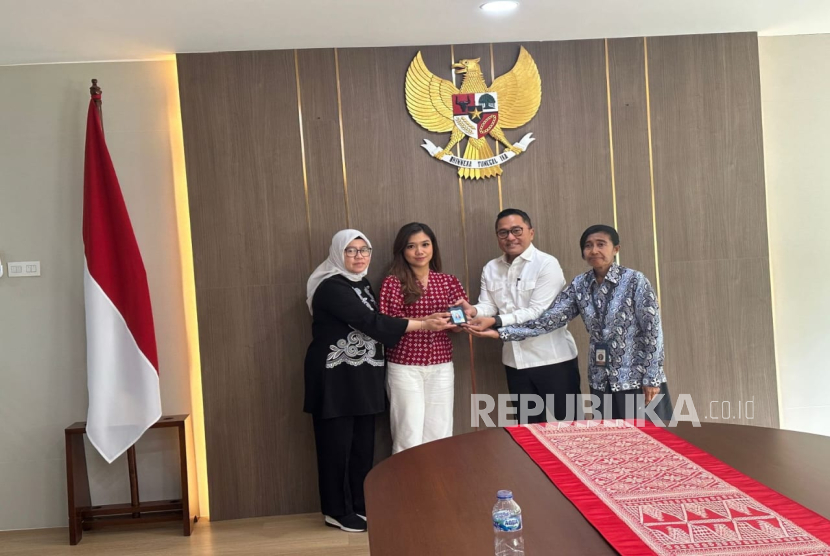 Biro Pers Istana minta maaf dan mengembalikan kembali kartu liputan wartawan CNN Indonesia Diana Valencia. 