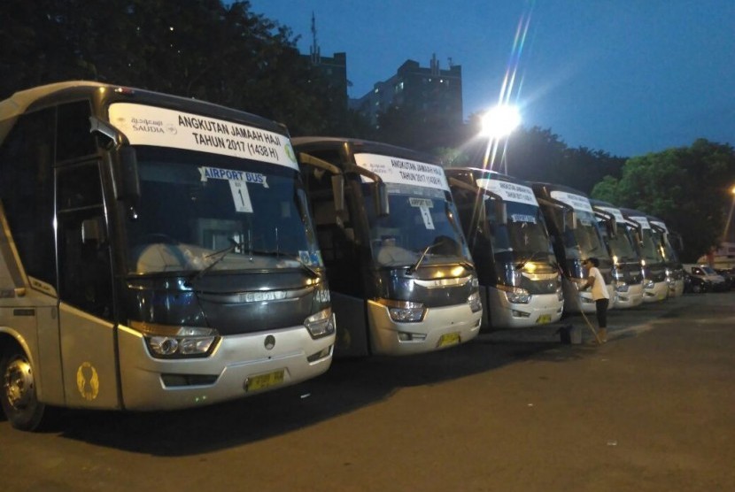 Bis jamaah haji kloter satu dan dua, Asrama Haji Embarkasi Jakarta-Bekasi Provinsi Jawa Barat, Margajaya, Bekasi Selatan, Kota Bekasi. Jumat (28/7).