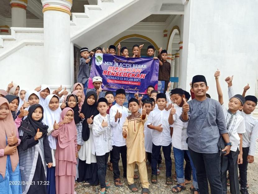 BiSa (Biasa Bersadakah) menjadi salah satu rangkaian kegiatan OASE Ramadhan MIN 28 Aceh Besar.  