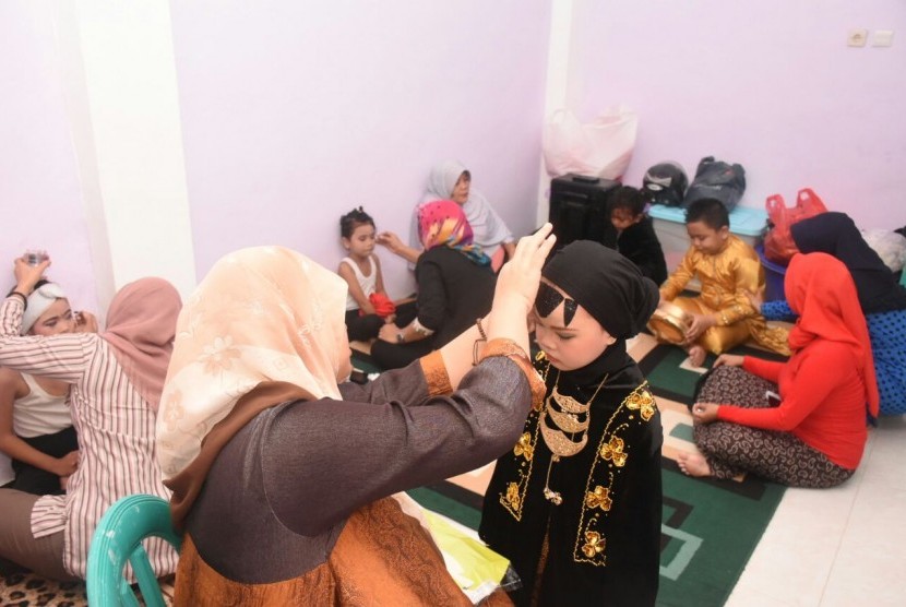 Bisnis pakaian adat dan make up di Hari Kartini
