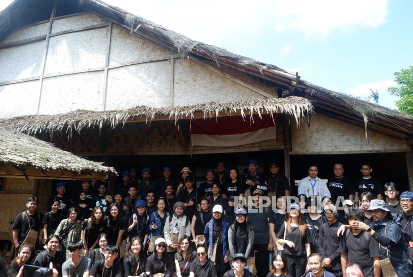 Bisnistoday-Germany Brilliant (GB) berkolaborasi dengan Lembaga Sertifikasi Profesi Desain Interior Indonesia (LSPDII) dan Bazar Bangunan membuat kamar mandi di kampung Baduy, Lebak Banten. 
