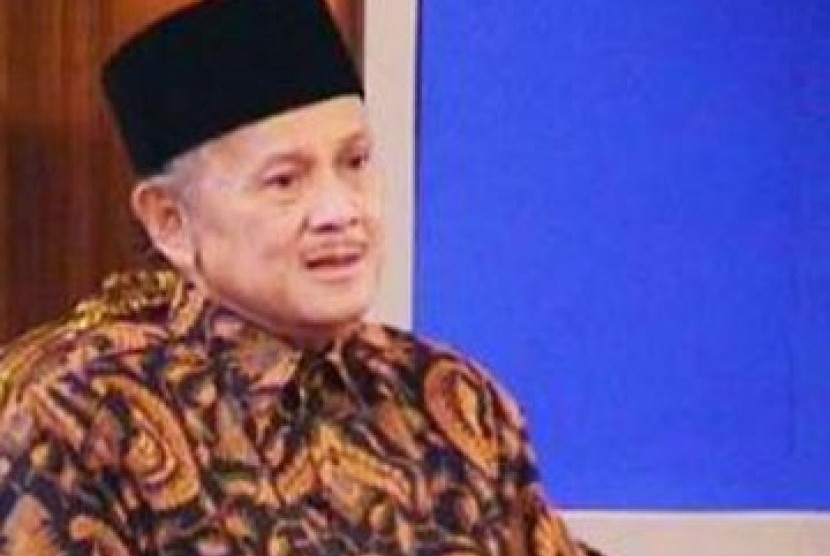 Presiden RI ke tiga BJ Habibie menyampaikan pidato politiknya saat menghadiri Tasyakur Milad ke-18 PKS di Jakarta, Ahad (24/4).  (Republika/Rakhmawaty La'lang)