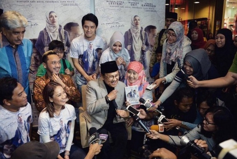 BJ Habibie menyempatkan menonton film Jilbab Traveler, yang diantaranya dibintangi Bunga Citra Lestari dan Giring Nidji, Selasa (19/7).