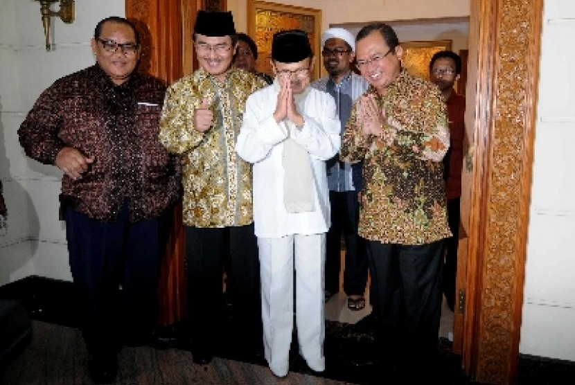 BJ Habibie (putih) bersama Ketua Presidium ICMI Priyo Budi Santoso (kanan) dan Jimly Asshiddiqie