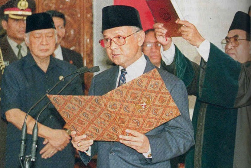 BJ Habibie saat dilantik menjadi presiden.