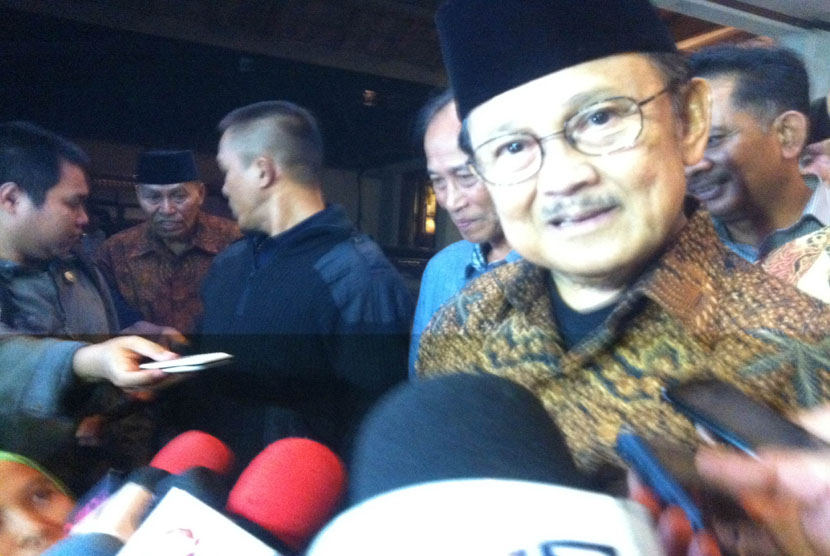  BJ Habibie saat melayat almarhum Bob Sadino di kediamannya pada Senin (19/1) malam WIB.