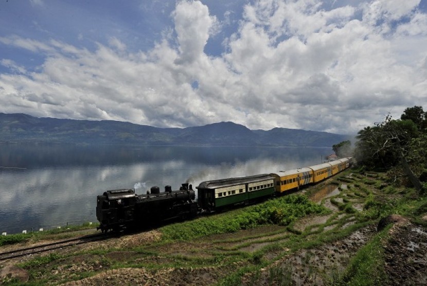  Black locomotive for tourism, called Mak Itam, in Lake Singkarak, Sawahlunto, West Sumatra. (illustration) 