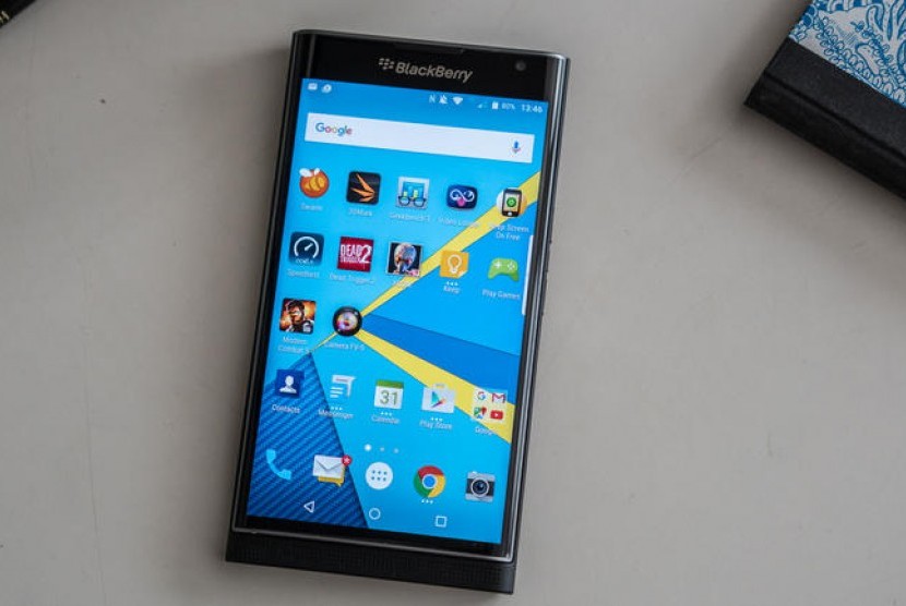 Blackberry Priv, ponsel android pertama Blackberry. Rencana untuk menghidupkan kembali merek BlackBerry dengan perangkat Android 5G yang dilengkapi keyboard telah dibatalkan pada 2022.