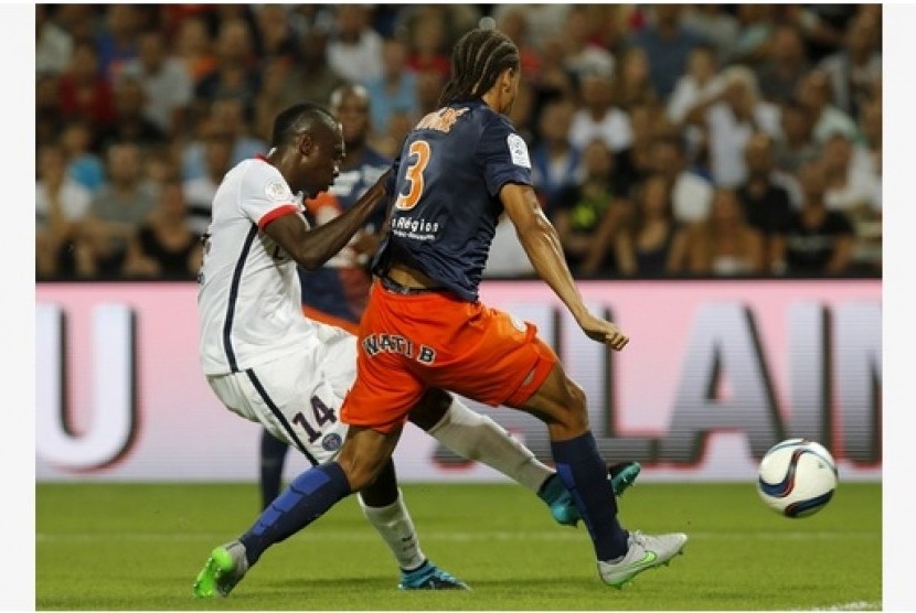 Blaise Matuidi (putih) saat melepaskan tendangan ke gawang Montpellier yang berbuah gol.