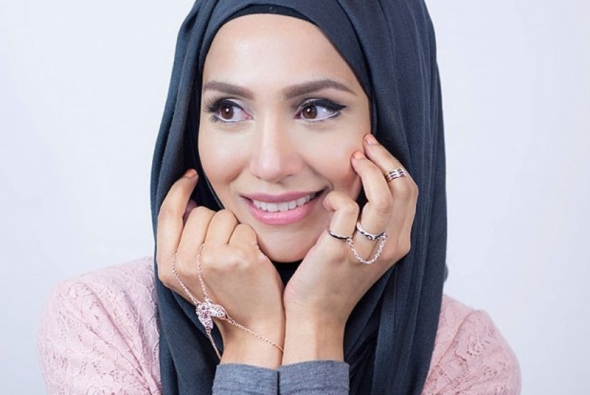 Blogger kecantikan asal Inggris, Amena Khan.