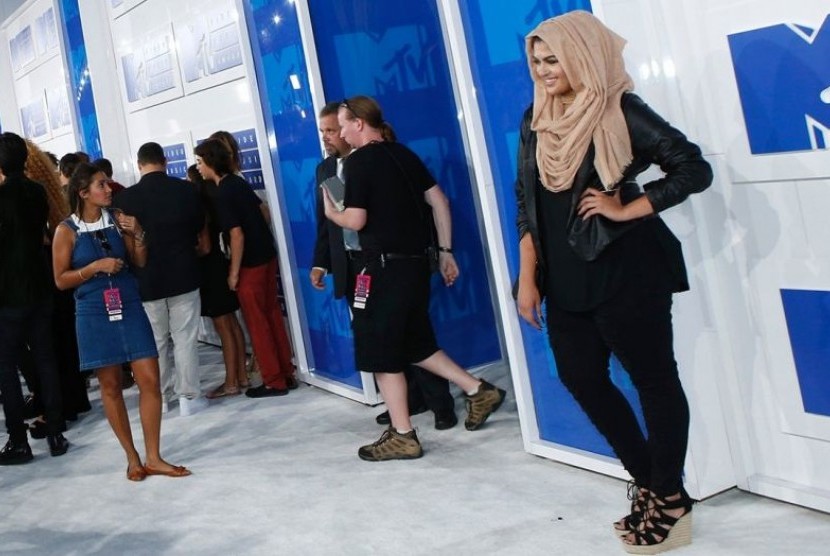 Narablog (blogger) Muslim dari AS Amani Al-Khatahtbeh (kanan) menolak menerima penghargaan Changemaker dari Revlon karena menjadikan aktris Israel Gal Gadot sebagai brand ambassador.