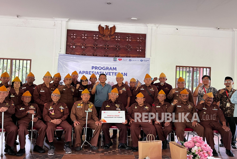 Blue Bird bersama Rumah Zakat memberikan paket sembako dan santunan kepada 50 veteran di kantor wali kota Bekasi. 