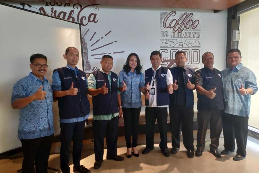 Blue Bird memberikan penghargaan Road Stars Award pada acara yang dilaksanakan di Mc.Donald Sarinah , Sabtu (8/9). 