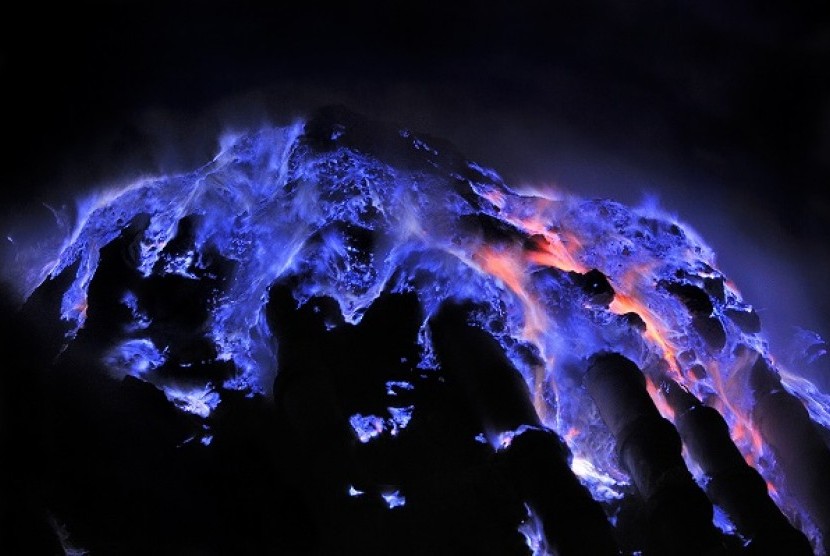 Blue fire di Gunung Ijen. Ilustrasi