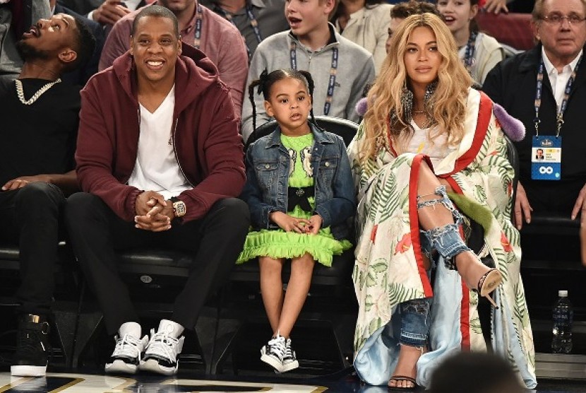 Blue Ivy bersama Beyonce dan Jay-Z dalam foto tahun 2017.