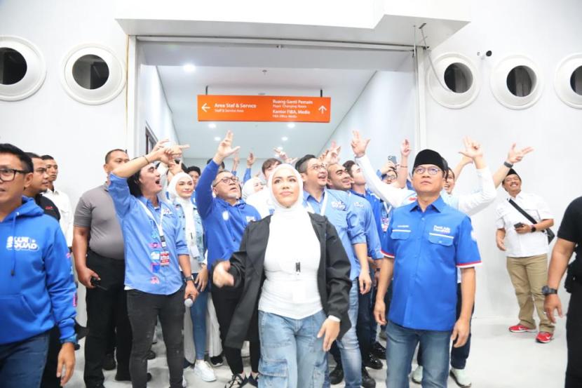 Blue Squad hadir dalam deklarasi Capres dan Cawapres Prabowo Subianto dan Gibran Rakabuming Raka di Indonesia Arena, GBK, Senayan, Jakarta Pusat. 
