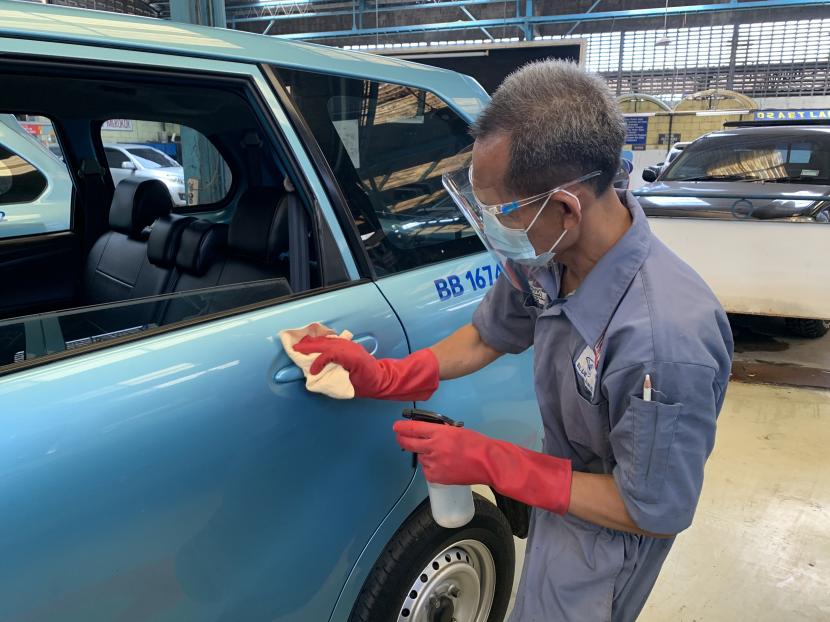 Bluebird Group, sebagai salah satu penyedia layanan transportasi terdepan di Tanah Air, menyambut baik langkah pemerintah yang menempatkan pengemudi taksi sebagai salah satu penerima dari program vaksinasi tahap kedua.