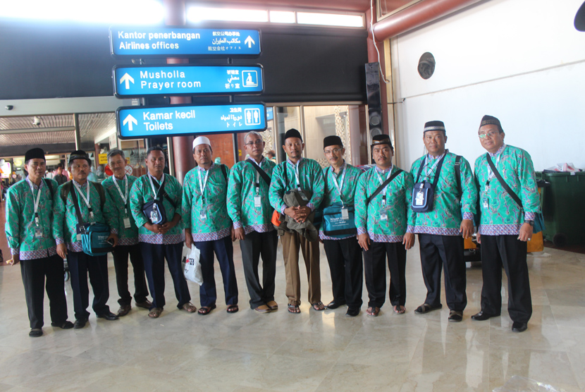 Bluebird memberangkatkan 40 karyawan Umroh ke Tanah Suci.