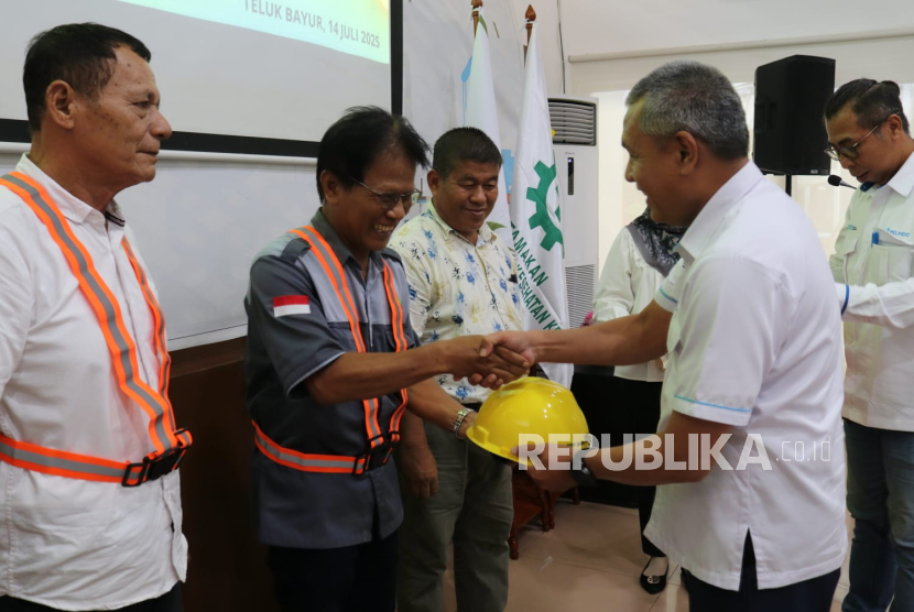 BM PTP Nonpetikemas Cabang Teluk Bayur, Fauzi, menyerahkan APD kepada 40 TKBM sebagai aksi TJSL Peduli K3.