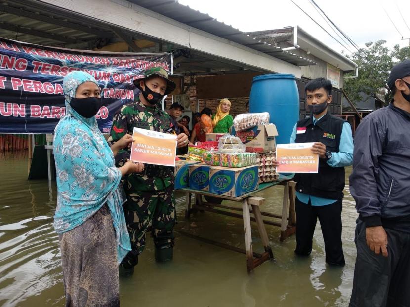 BMH berkolaborasi dengan Milagros membantu korban banjir di Makassar.