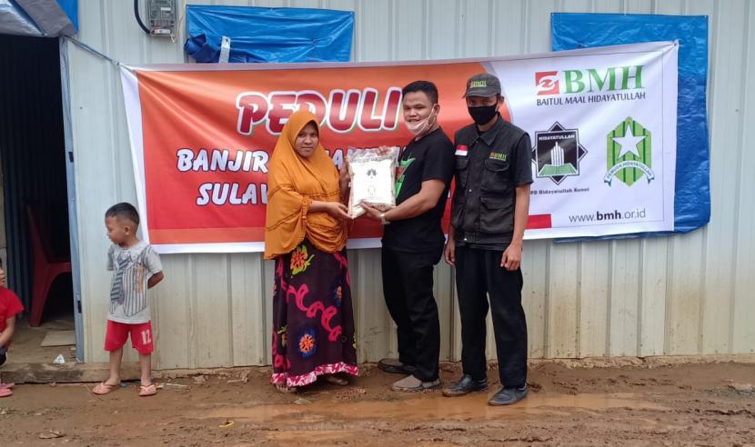BMH berkolaborasi dengan Pengurus Wilayah Pemuda Hidayatullah Sulawesi Tenggara menyalurkan beras kepada korban banjir di Konawe Utara.