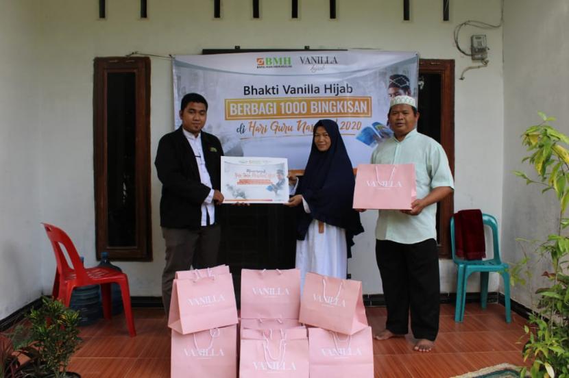 BMH bersam Vanilla Hijab memberikan bingkisan untuk Quru Quran di Sumatera Utara, dalam rangka Hari Guru Nasional 2020.
