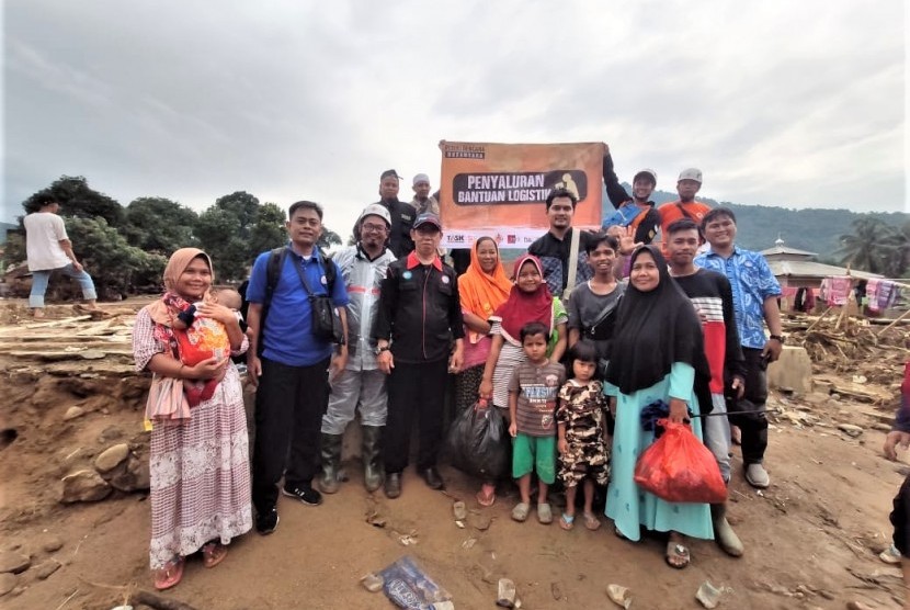 BMH bersama aktor yang juga ustadz, Cholidi Asadil Alam, menyalurkan bantuan untuk warga korban banjir bandang di Lebak, Banten.