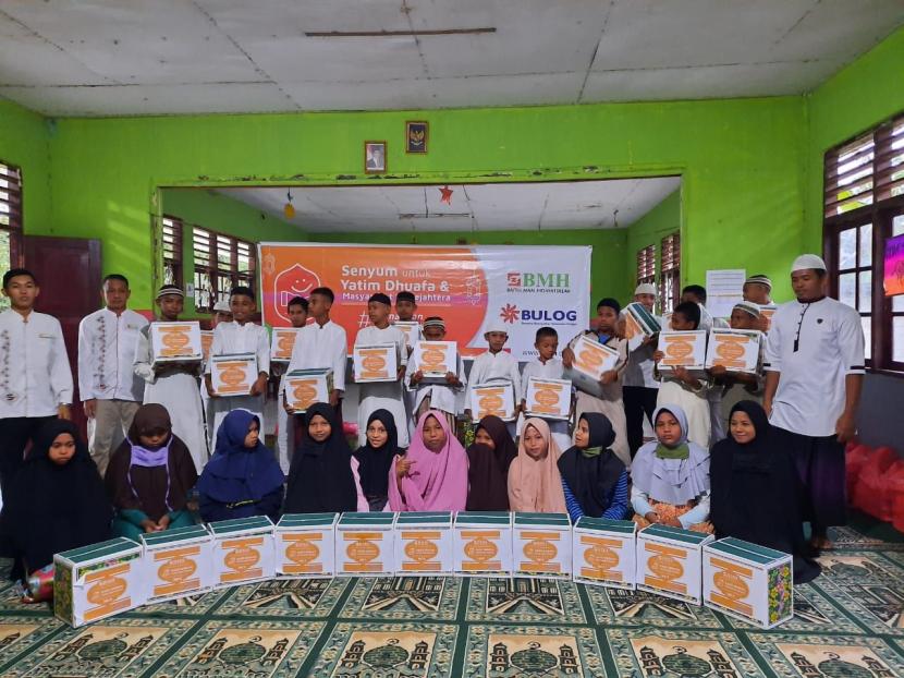 BMH bersama Bulog dan Pegadaian Syariah gelar Buka Puasa Berkah  bersama anak yatim-dhuafa di Ambon.