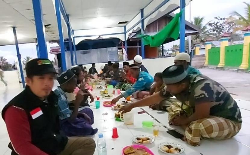 BMH bersama dai tangguh di Bintuni, Ustadz Fahrurrozy menggelar buka puasa berkah di Kampung Kalitami I, Distrik Kamundan, Kabupaten Teluk Bintuni, Papua Barat, Jumat  (8/4).