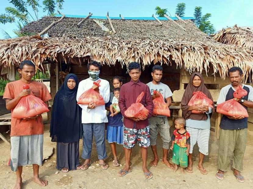BMH bersama Dai Tangguh mengirimkan bantuan sembako untuk mualaf Suku Togutil, Maluku Utara.