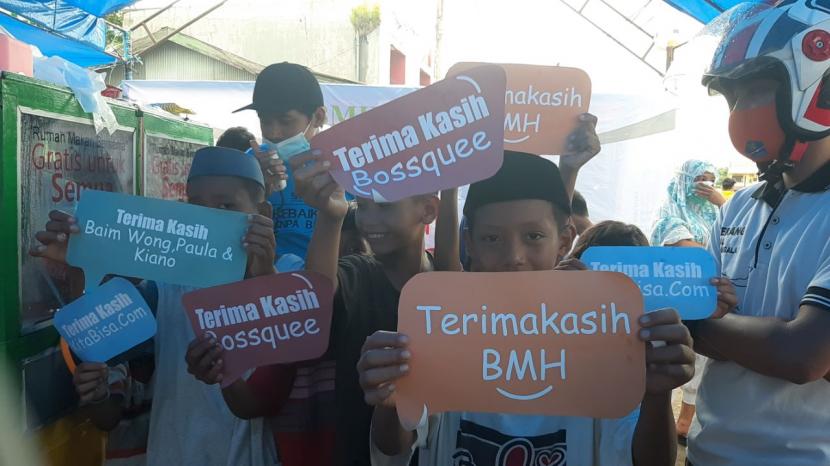 BMH bersama dengan kitabisa.com yang menggandeng Bosquee Baim Wong, Kiano, Paula menghadirkan rumah makan gratis  untuk relawan dan warga korban gempa di kota Mamuju, Sulaweresi Barat.
