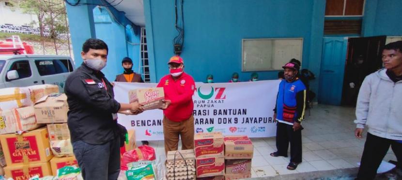 BMH bersama Forum Zakat (FoZ) menyalurkan bantuan untuk para pengungsi korban kebakaran Dok 9 Kota Jayapura, Papua.
