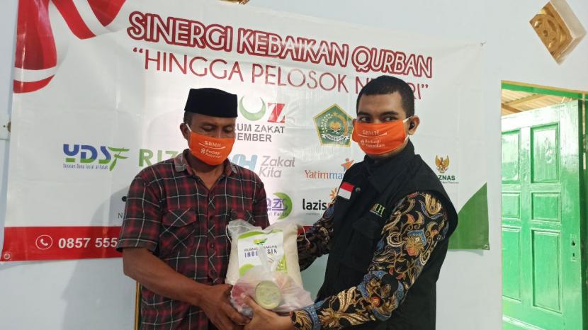 BMH bersama FoZ Jember menyalurkan daging kurban dan sembako kepada warga Dusun  Sumbermanggis, Desa Gelang, Kecamatan Sumberbaru, Kabupaten Jember. 