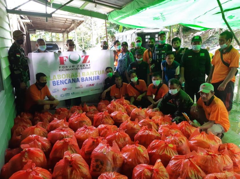 BMH bersama FoZ Kalbar menyalurkan bantuan kepada masyarakat terdampak musibah banjir  di Dusun Balai Sebut, Desa Balai Sebut, Kecamatan Jangkang, Kabupaten Sanggau, Kalimantan Barat, Kamis (28/10).