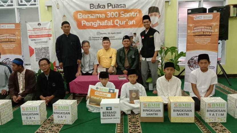 BMH bersama GPS Riders menggelar acara Buka Puasa Berkah Bersama 300 Santri di Cirebon Masjid Al-Ikhlas Pesantren Hidayatullah Cirebon, Kamis (21/4).