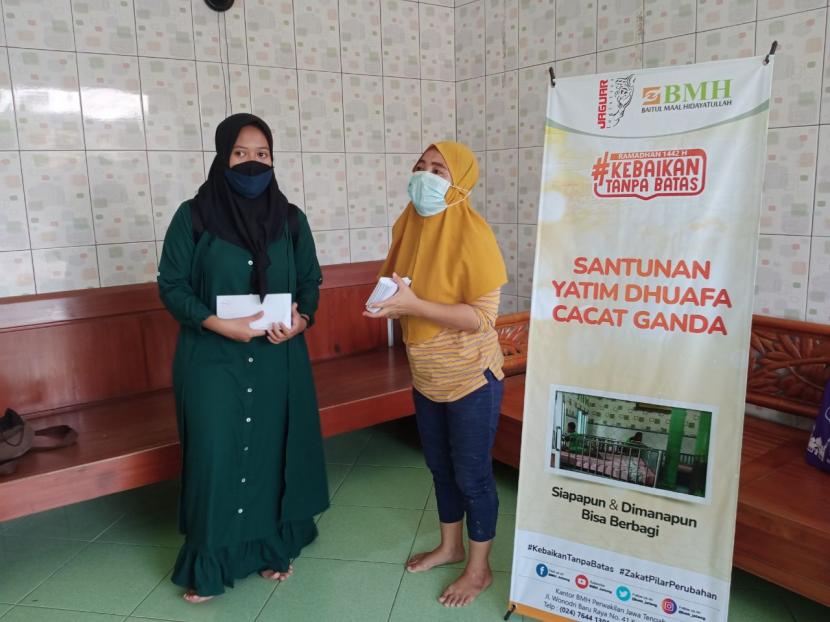 BMH bersama Jaguar Logistik menyalurkan santunan kepada anak-anak yatim piatu cacat ganda yang berada di Panti Asuhan Al Rifdah Semarang.