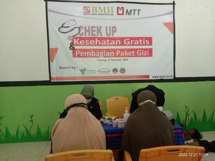  BMH bersama Majelis Telkomsel Taqwa (MTT) menggelar pemeriksaan kesehatan gratis dan pembagian paket gizi di Kupang, NTT.