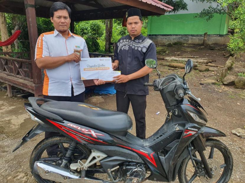  BMH bersama Majelis Telkomsel Taqwa (MTT) sinergi kuatkan dakwah dai pedalaman dengan menyerahkan bantuan motor untuk dakwah, antara lain untuk dai Tangguh di Sulawesi Barat.