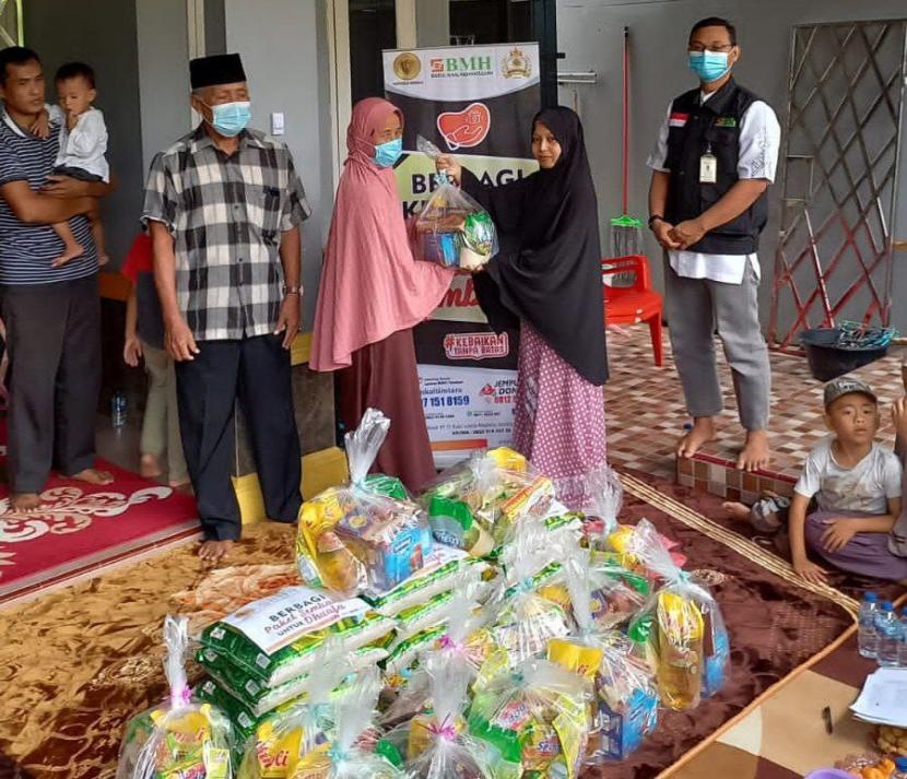 BMH bersama Mini Gold menyalurkan bantuan sembako kepada masyarakat dhuafa di RT 28 Sebengkok Waru, Tarakan Tengah, Kota Tarakan, Kalimantan Utara, Jumat (28/1).