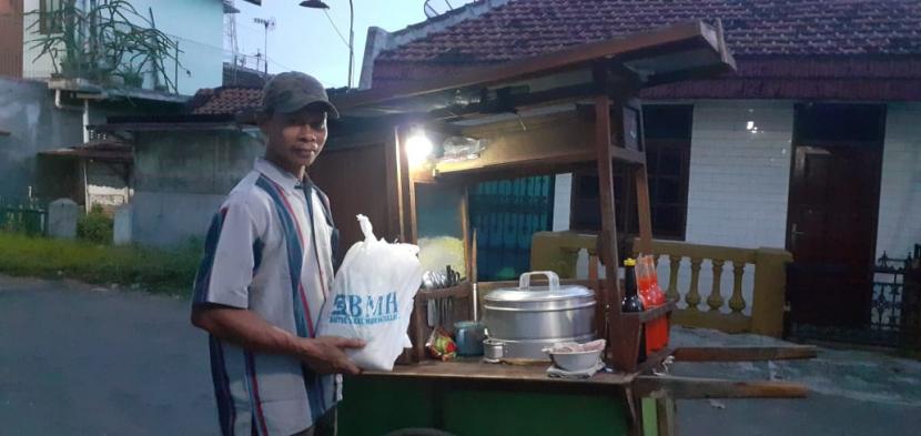 BMH bersama mitra menyalurkan santunan beras untuk dhuafa di Cepu, Jawa Tengah.