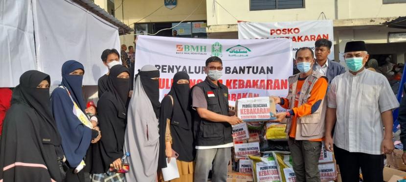 BMH bersama Mushida dan Pemuda Hidayatullah menyerahkan bantuan  korban kebakaran di Sebengkok, Tarakan, Kalimantan Utara, Jumat (29/10).