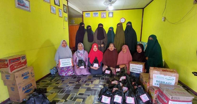  BMH bersama Muslimat Hidayatullah Bulungan menyalurkan pakaian sangat layak pakai dan paket sembako sebanyak 20 paket kepada mualaf di Tengkapak Jelarai,  Tanjung Selor, Bulungan, Kaltara, Senin (29/8/2022).