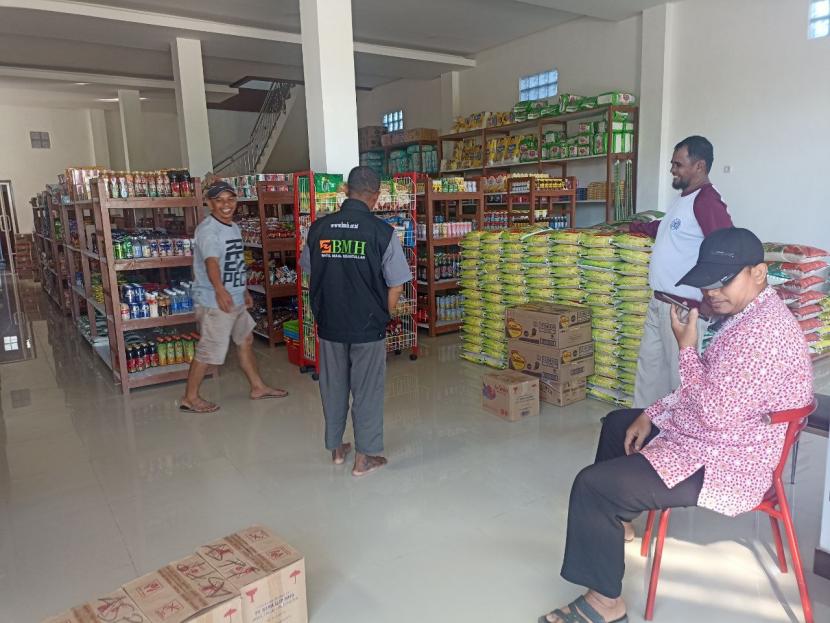 BMH bersama Pemprof Kaltara (Dinas Sosial) menyalurkan logistik untuk santri tahfidz yatim dan dhuafa di Malinau.