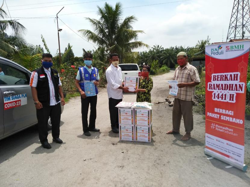 BMH bersama PLN Pedulimenyalurkan bantuan paket sembako kepada warga terdampak pandemi Covid-19 yang tersebar di sejumlah desa di Sumatera Utara.